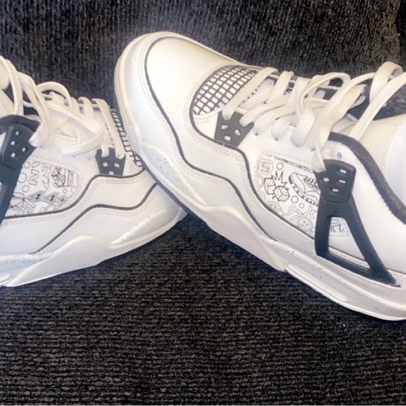 AIR JORDAN 4 RETRO SE (GS) one worn 1 time best offer need...